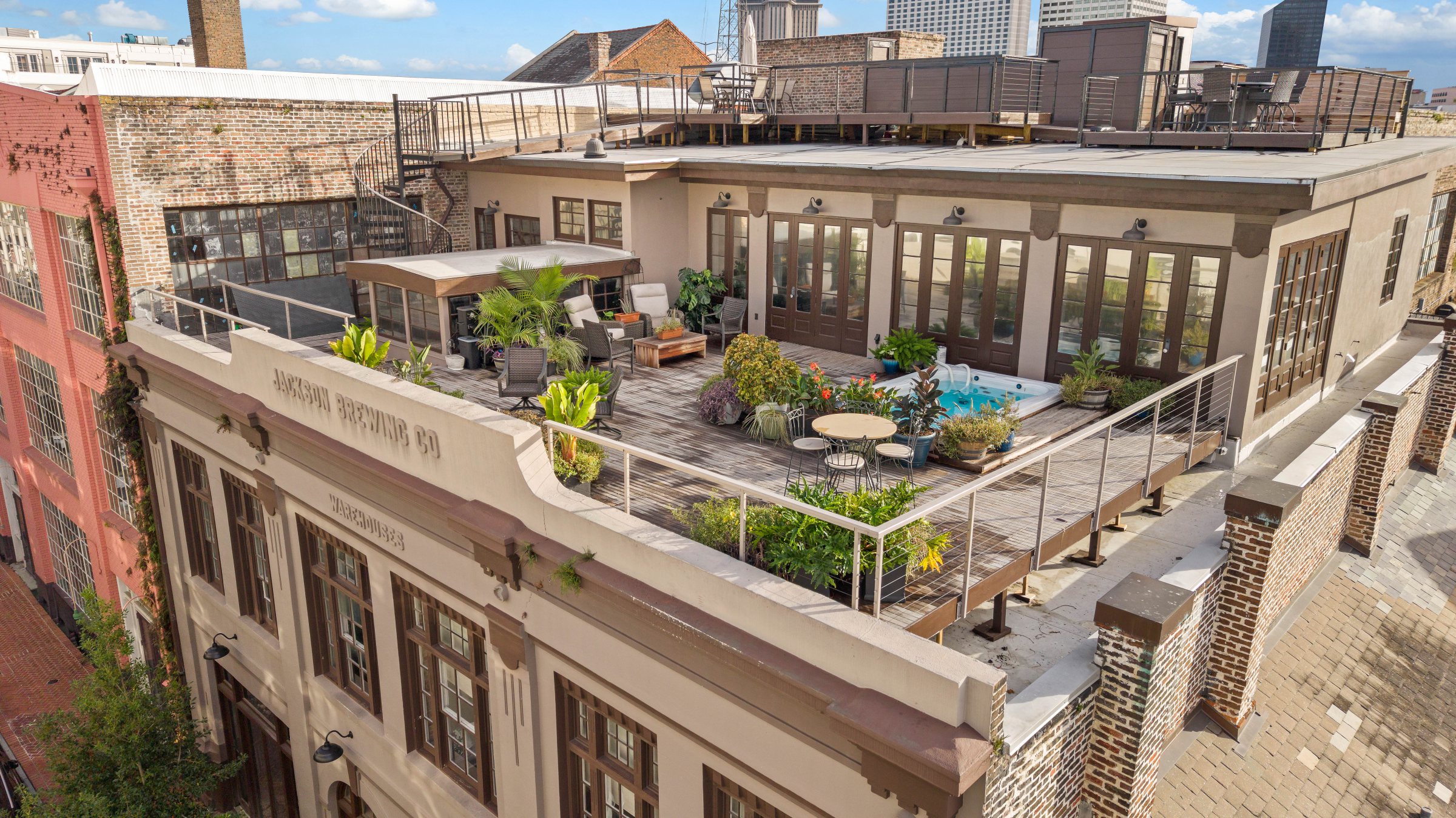 The roof terrace above Wilkinson Street, 528 Wilkinson Street