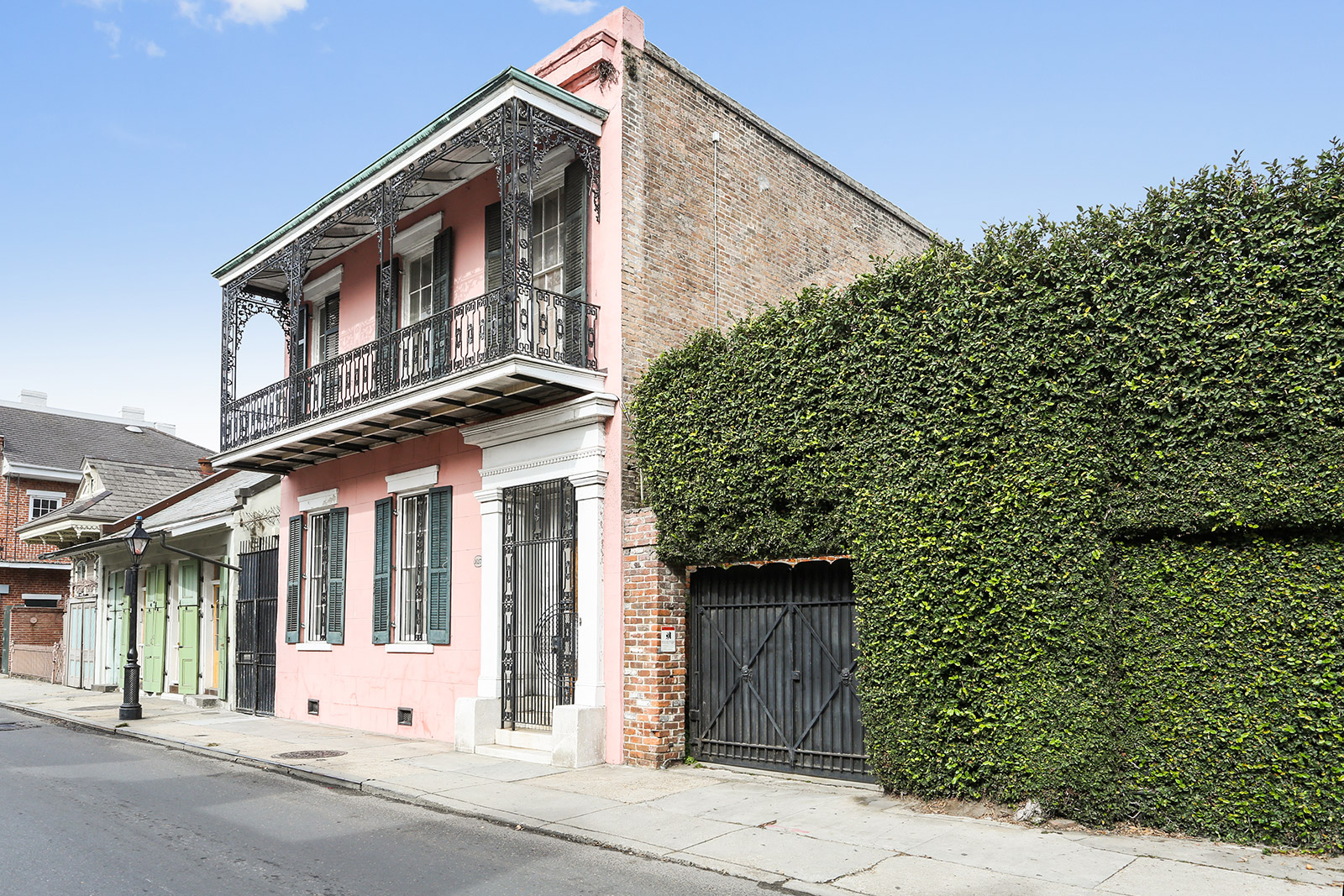 1022 Barracks Street pink masonry townhouse French Quarter with walled courtyard hedge — sold by Patrick Knudsen